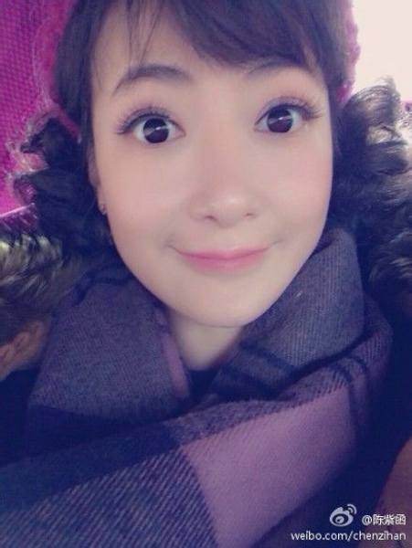 大眼睛美女陈紫函卖萌自拍照