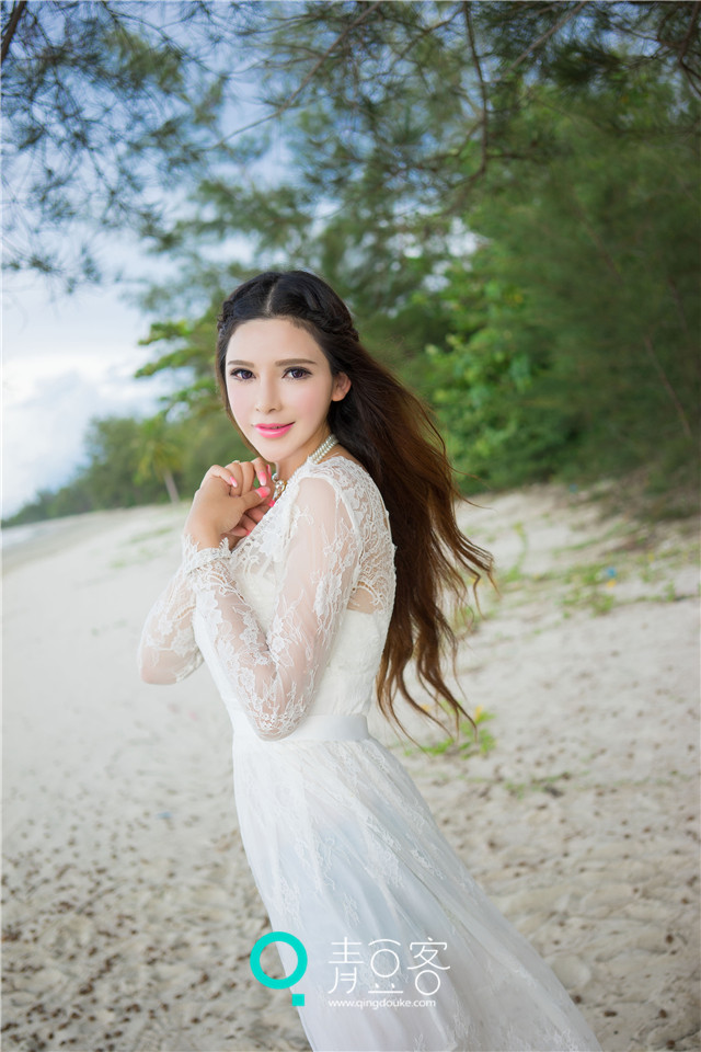 穿白裙子的美女图片美模宛恩纯美白裙写真天使的面庞魔鬼的身材