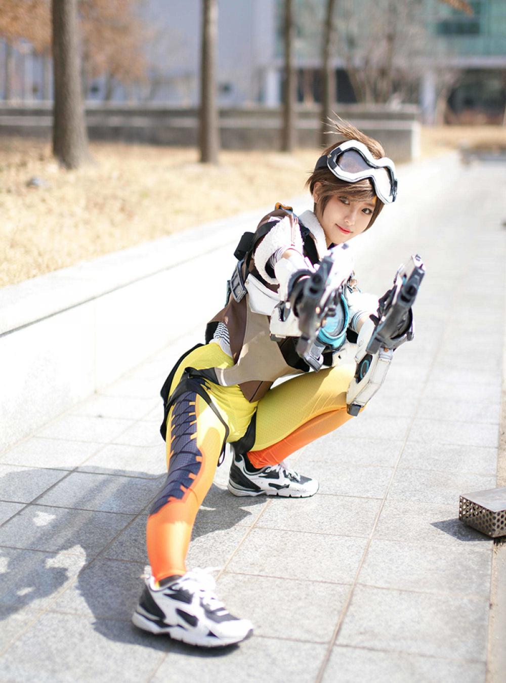 《守望先锋》猎空紧身裤美女高还原度Cosplay