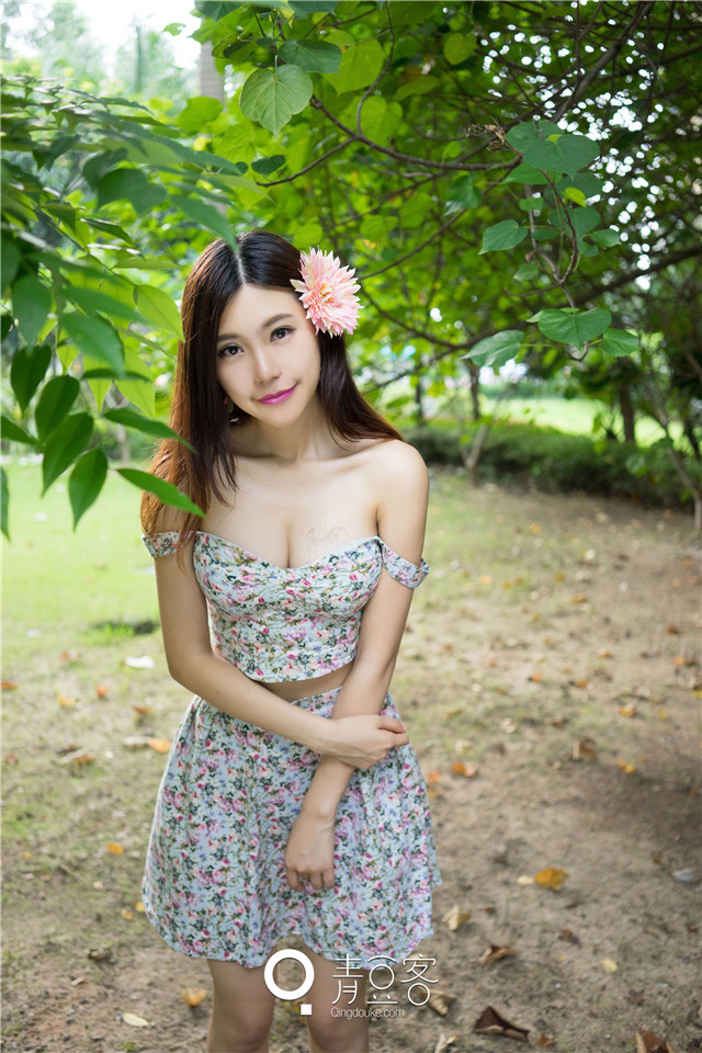 绮里嘉清凉写真曝光 一袭碎花裙展清新美丽