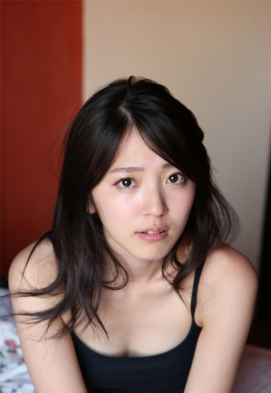 日本美女铃木爱理沙滩比基尼清新照