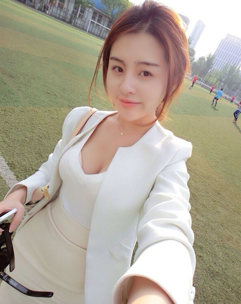 赵惟依微博高调晒爆乳自拍生活照