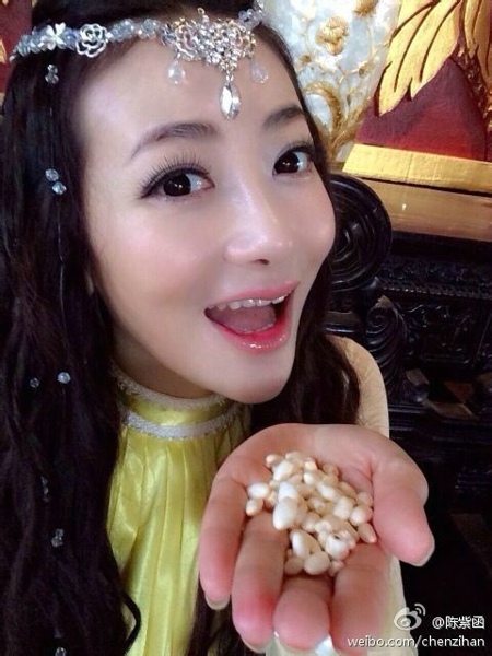 大眼睛美女陈紫函卖萌自拍照