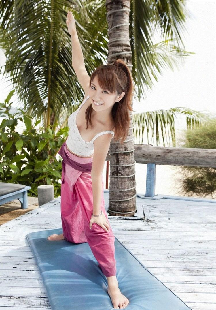 av女优山本梓性感写真 大胸长腿细腰美女图片