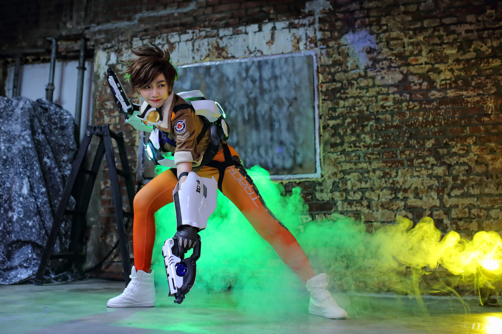 《守望先锋》猎空美腿紧身裤美女Cosplay