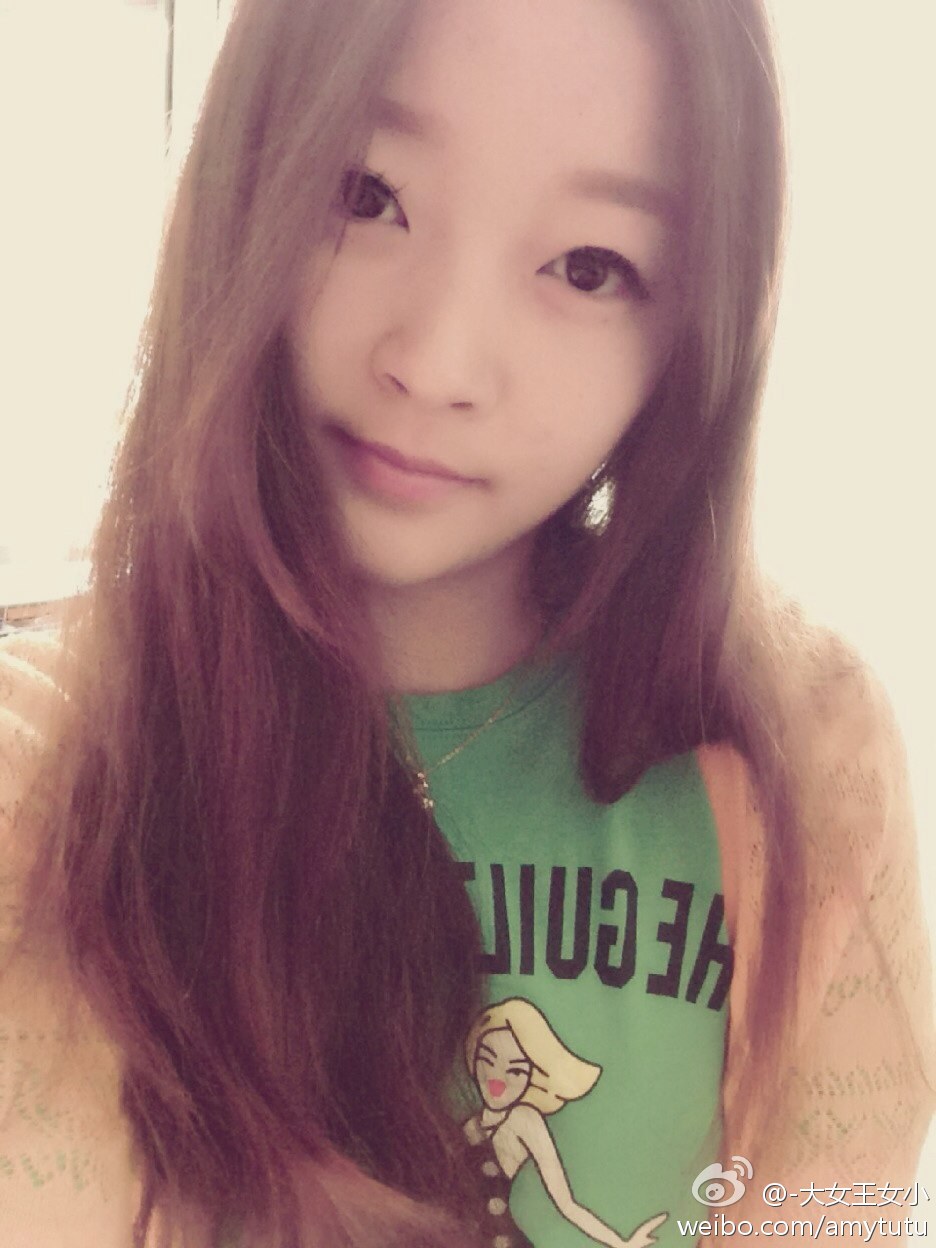 美女撅嘴亲亲