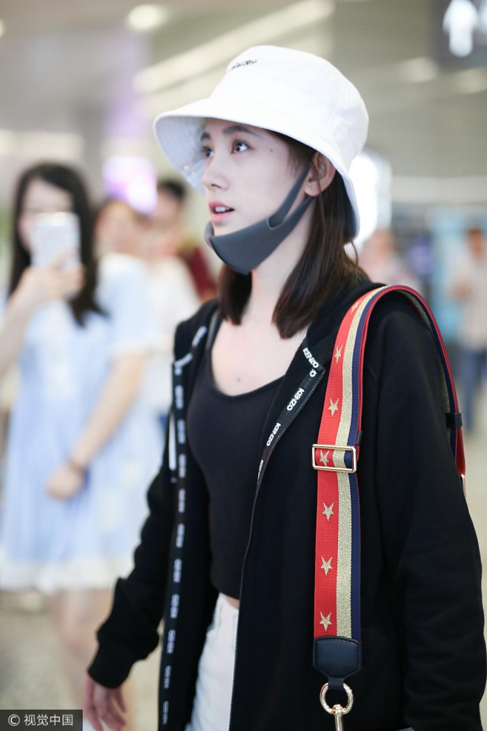 "四千年美女"鞠婧祎休闲范儿现身机场 素颜装扮被拍忙捂脸
