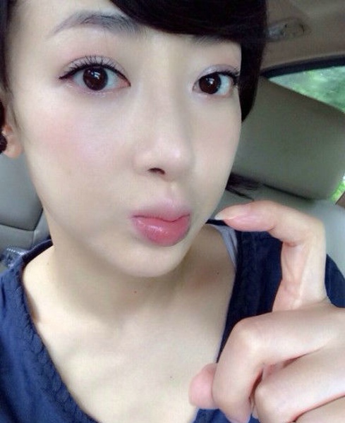 大眼睛美女陈紫函卖萌自拍照