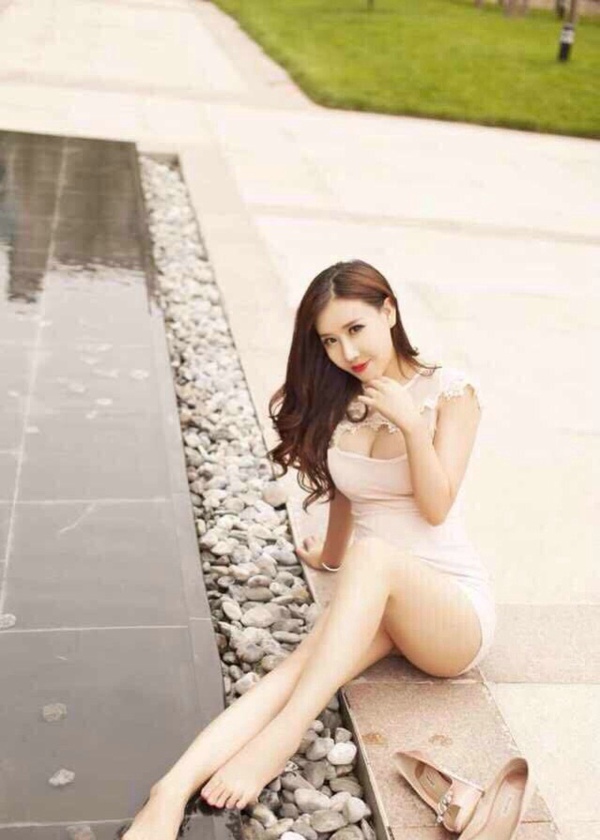 嫩模王婉悠户外黑色比基尼惹火写真