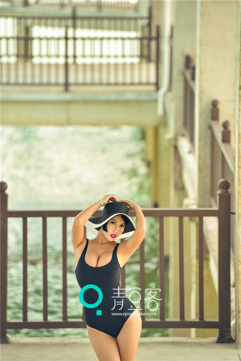 娜依灵儿连体比基尼写真 腰臀比例堪称完美