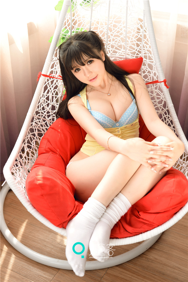 女神苏糯米美照曝光 上露酥胸下秀美腿