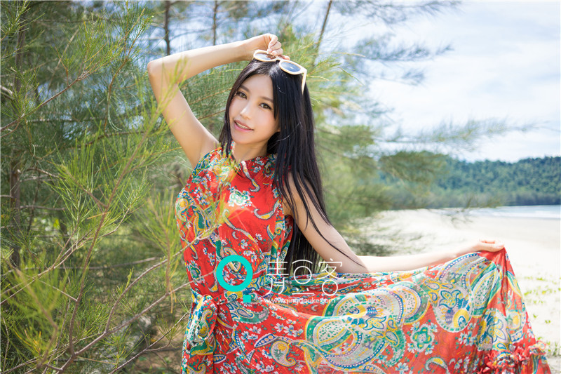绮里嘉红裙旅拍 甜美笑容迷倒众人