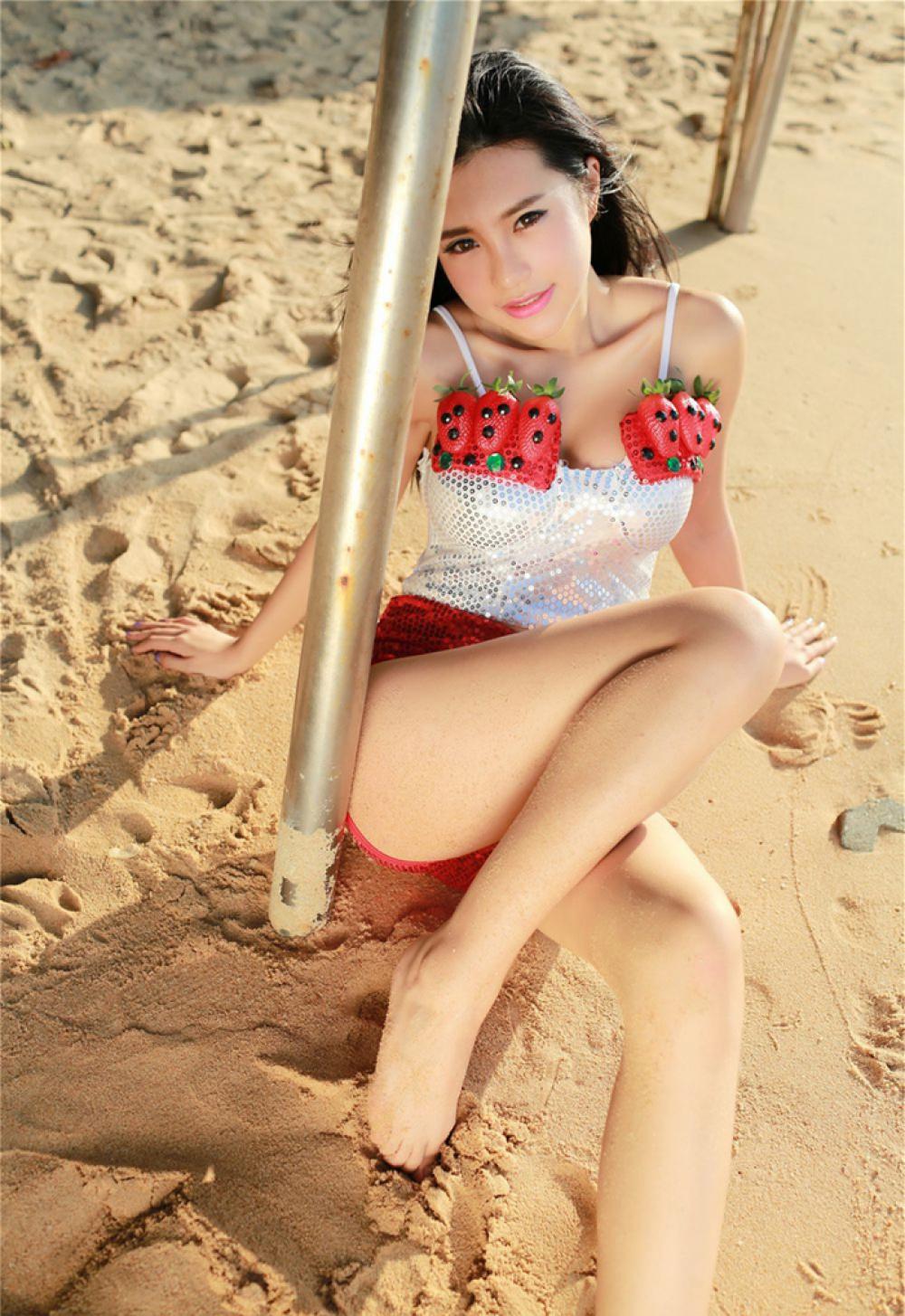 可爱草莓内衣套装沙滩美女绮里嘉内衣诱惑