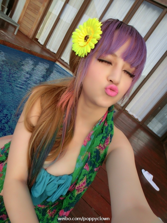 美女下跪披麻戴孝