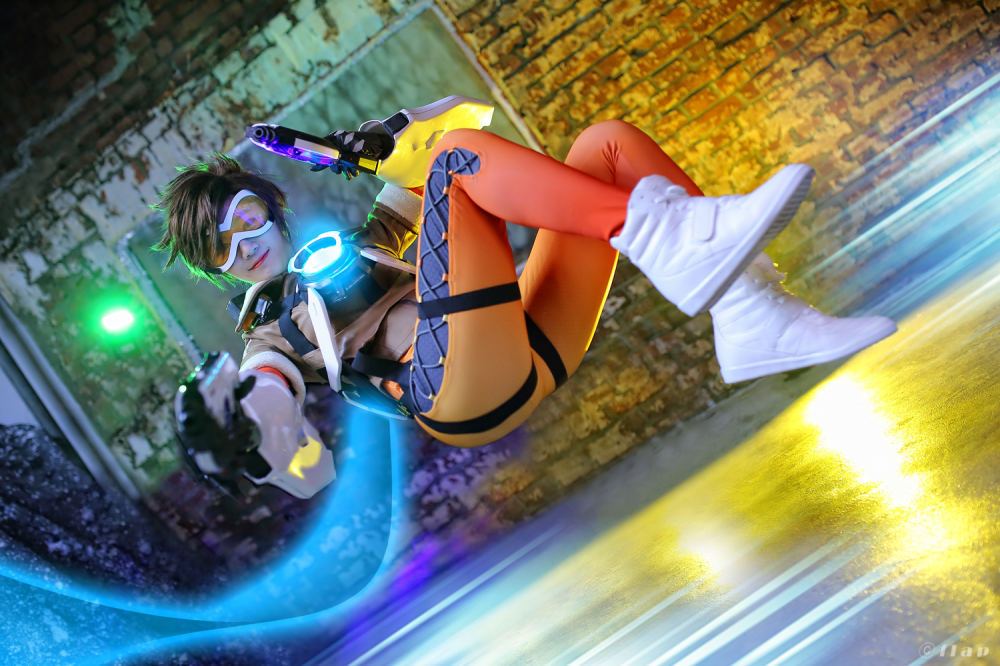 《守望先锋》猎空美腿紧身裤美女Cosplay