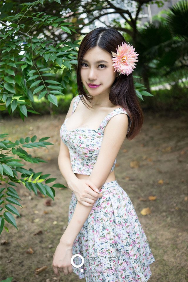 绮里嘉清凉写真曝光 一袭碎花裙展清新美丽