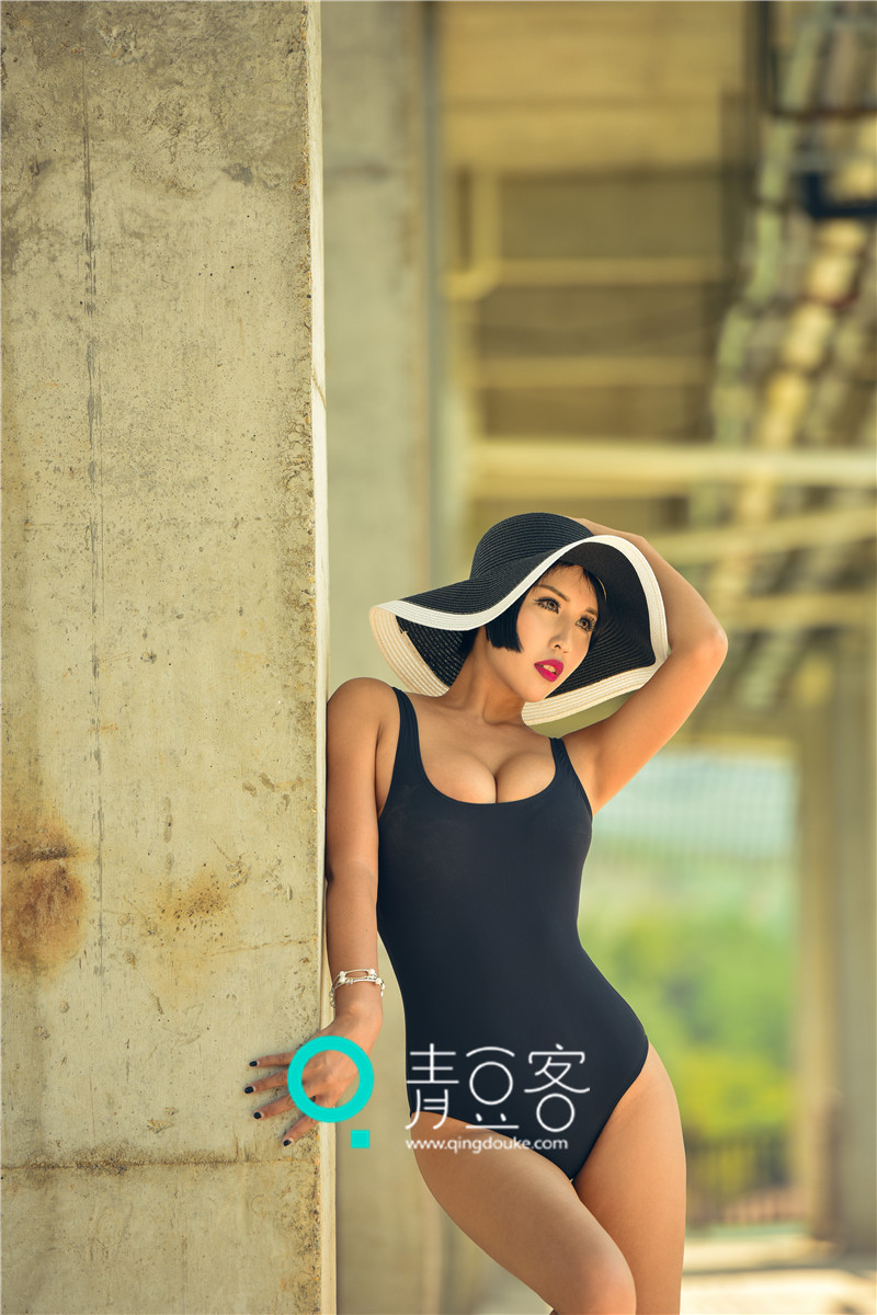 娜依灵儿连体比基尼写真 腰臀比例堪称完美