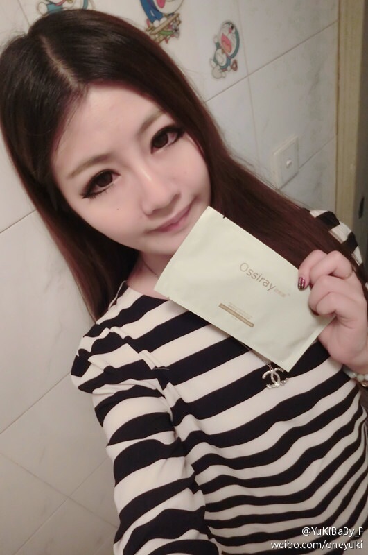 美女泡温泉掉浴巾