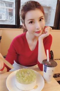 正妹苏心甯餐桌上向前倾露出深邃事业线