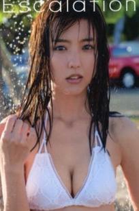 真野恵里菜《Escalation》写真集：火辣泳池比基尼，演绎夏日清纯与性感诱惑，尽显曼妙身姿与治愈女神魅力