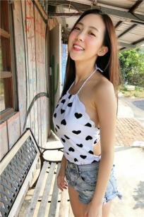 超甜美气质正妹牙牙！治愈系外表下美背也让人惊艳