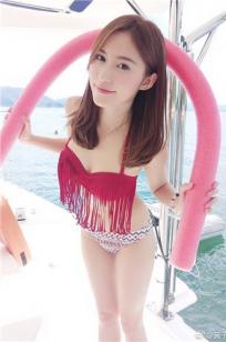 黄子菲火红比基尼装好养眼 「超甜脸蛋」撞脸张柏芝！